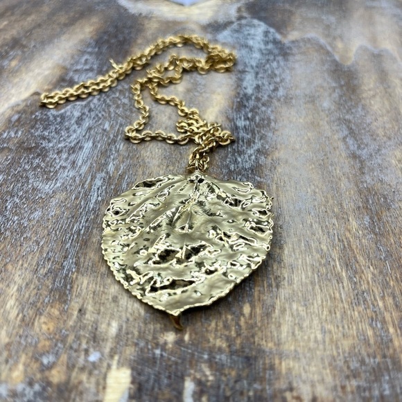 Leaf Pendant Shiny Gold Tone Necklace Beautiful symbolizes Growth 22” Length - Picture 5 of 7